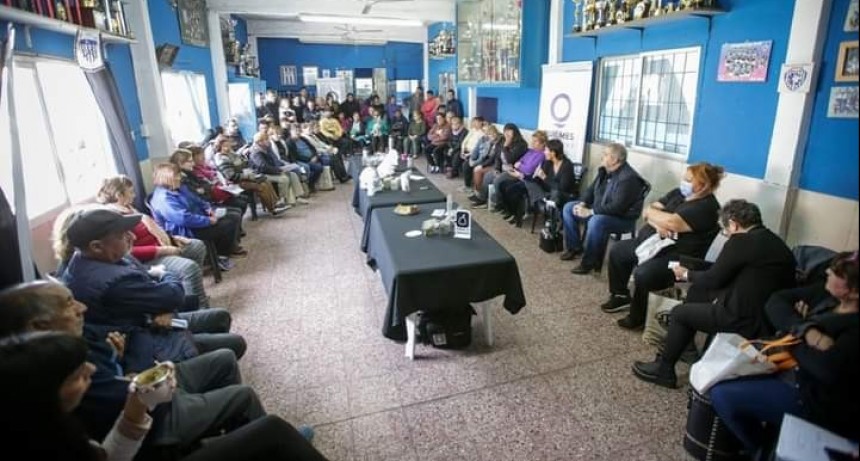 Quilmes: Mendoza dialogó con vecinos en el encuentro “Mate y Debate” en la Sociedad de Fomento 2 Avenidas