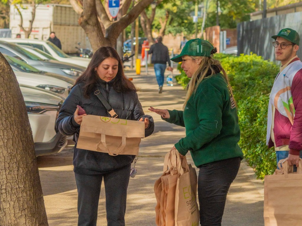 San Fernando: El Municipio entregó más bolsas reutilizables para promover que no se usen bolsas plásticas