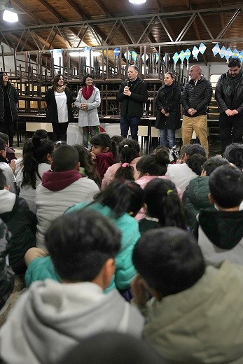 E. Echeverría: Gray entregó mobiliario en la Escuela Primeria N° 47 de Luis Guillón 