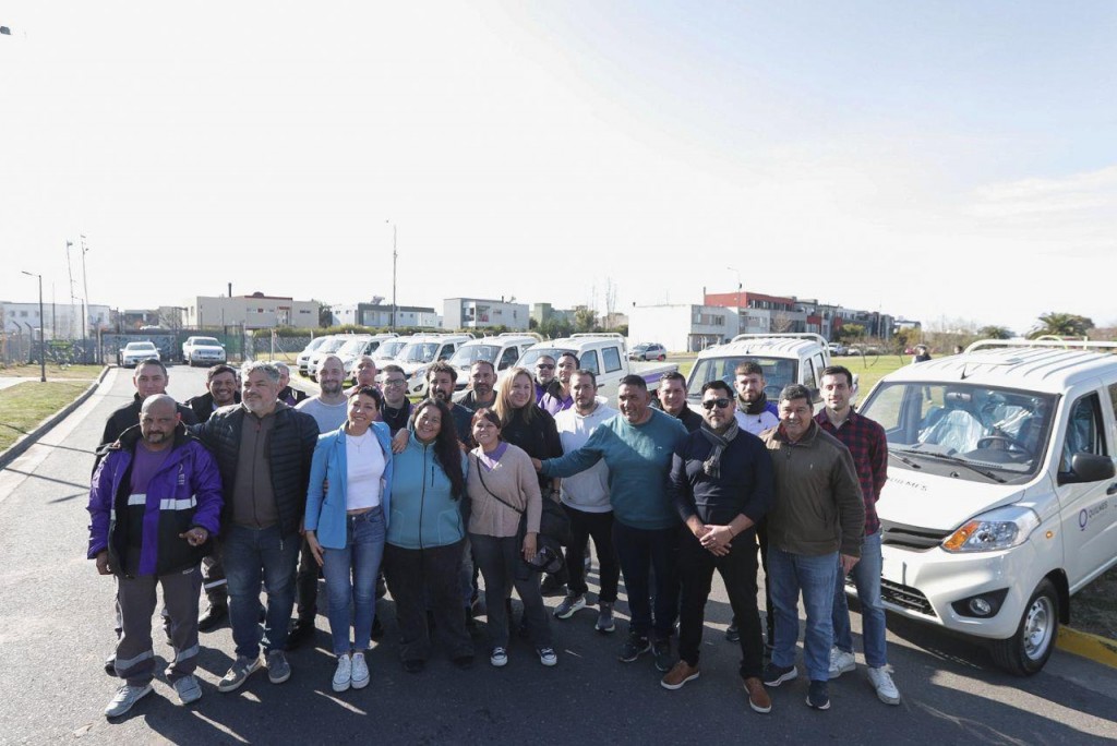 Quilmes: Mendoza encabezó la presentación de 10 nuevas camionetas para el área de servicios públicos