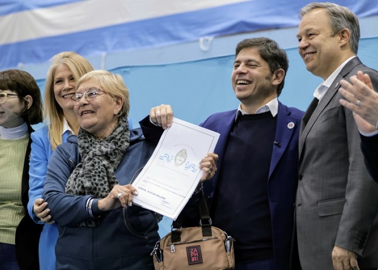 Kicillof y Magario entregaron más de 1.400 escrituras gratuitas en Almirante Brown
