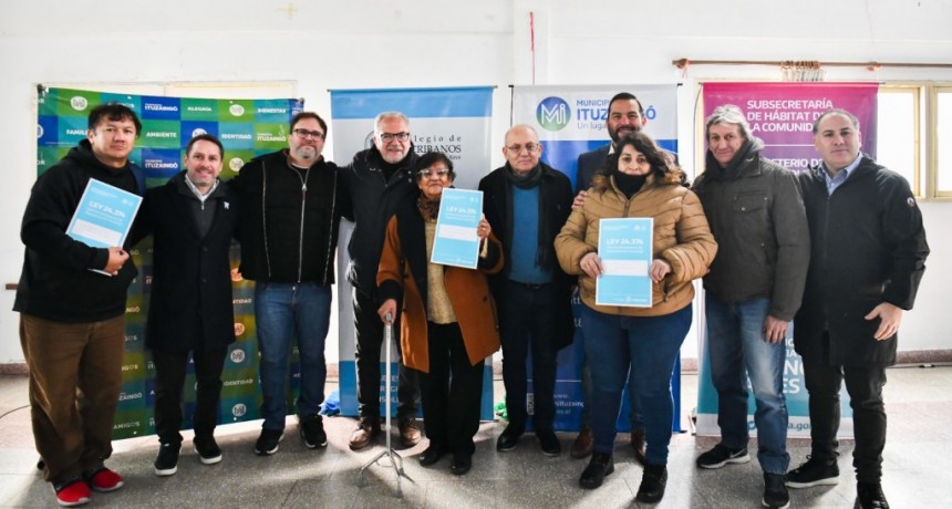 Ituzaingó: Descalzo entregó escrituras de viviendas a vecinos 