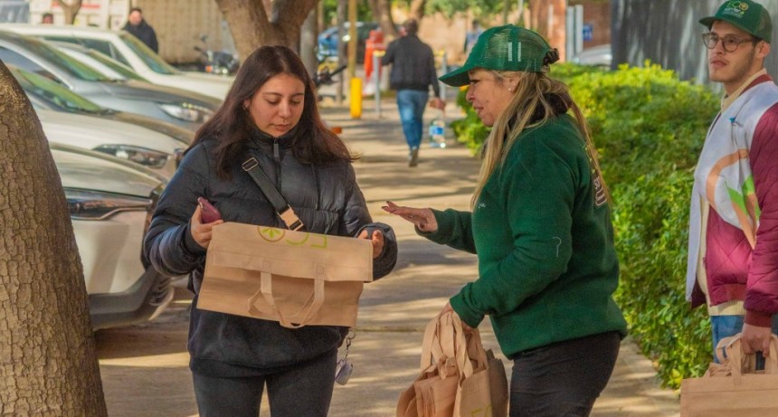 San Fernando: El Municipio entregó más bolsas reutilizables para promover que no se usen bolsas plásticas