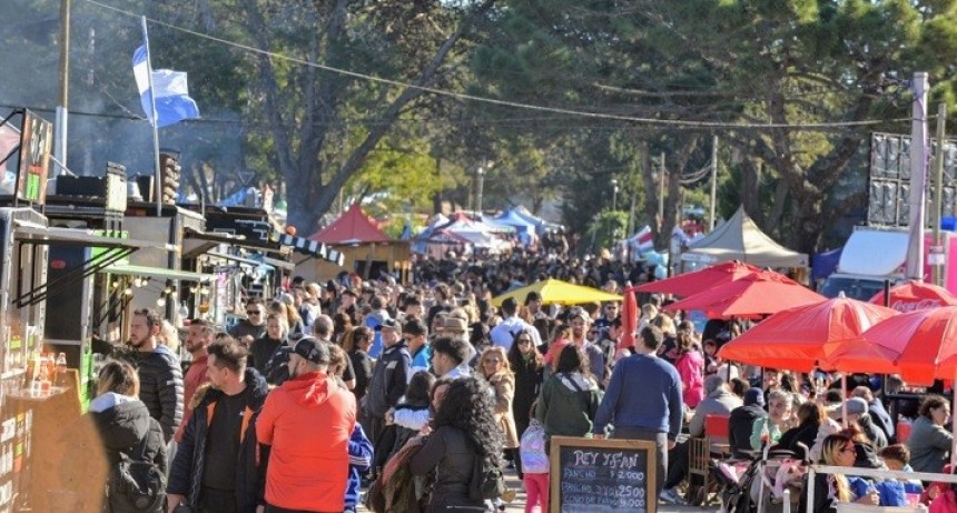 Pte. Perón: Miles de personas recorrieron la primera edición de Avenida Cultura