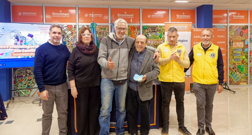 Berazategui: Mussi entregó anteojos gratuitos a vecinos