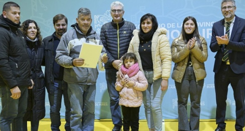 La Provincia entregó viviendas y escrituras gratuitas a familias de Villa Gesell