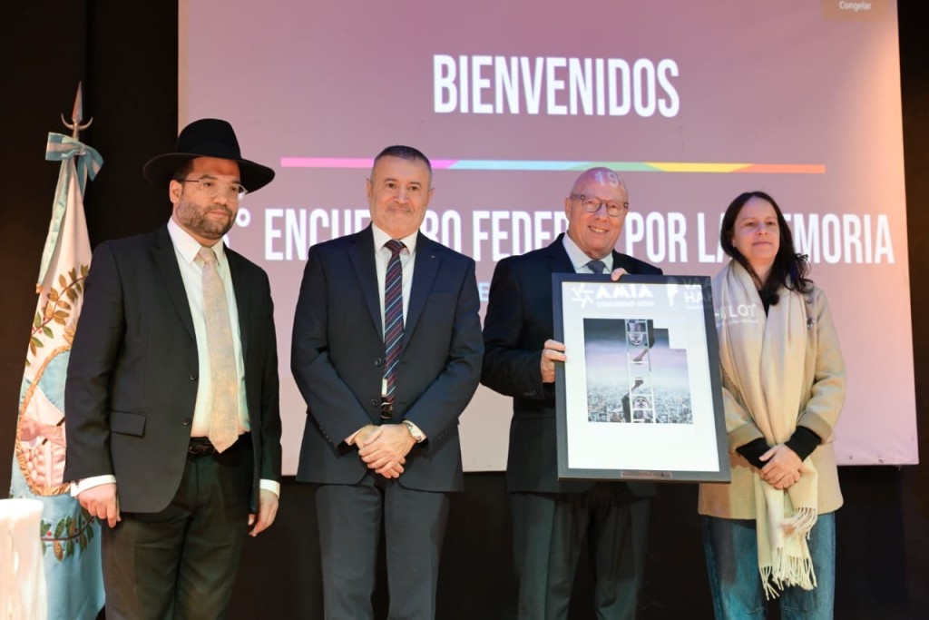 Vicente L&oacute;pez: A 32 a&ntilde;os del atentado, Soledad Mart&iacute;nez firm&oacute; un compromiso en la AMIA por la memoria y contra la impunidad