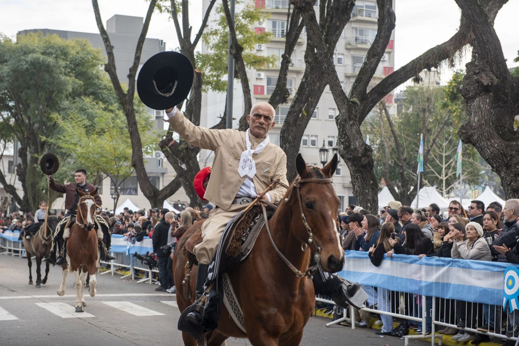 Campana: Con un gran desfile c&iacute;vico-militar, el Municipio celebr&oacute;  su 141&ordm; aniversario y el D&iacute;a de la Independencia