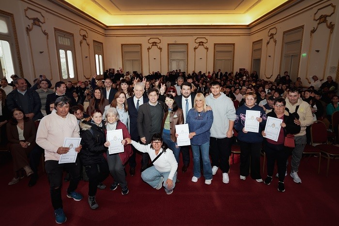 Kicillof entreg&oacute; escrituras gratuitas a familias de La Plata