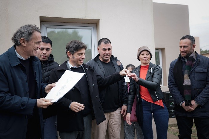 Kicillof entreg&oacute; viviendas y escrituras a familias de Tapalqu&eacute;