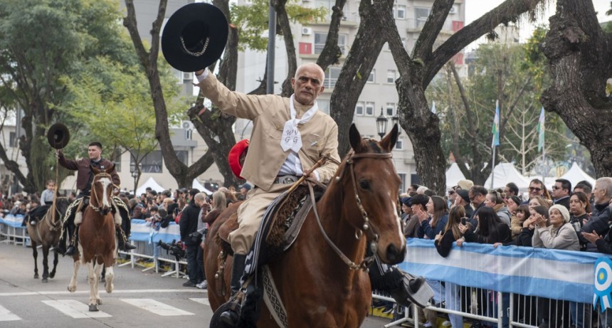 Campana: Con un gran desfile c&iacute;vico-militar, el Municipio celebr&oacute;  su 141&ordm; aniversario y el D&iacute;a de la Independencia