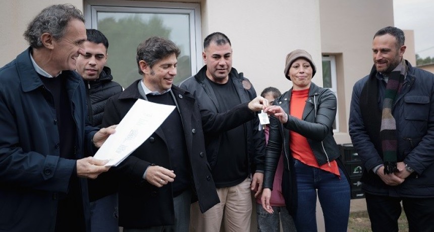 Kicillof entreg&oacute; viviendas y escrituras a familias de Tapalqu&eacute;