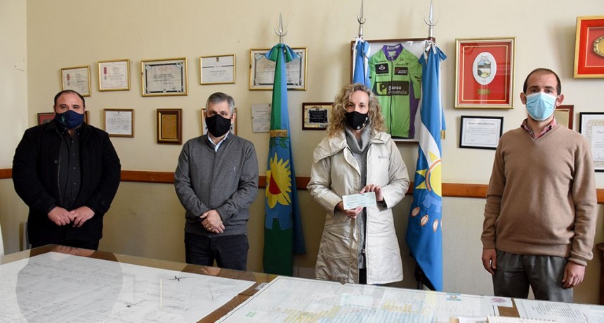 Chivilcoy: El intendente Britos hizo entrega de un cheque por $913.600 al Conservatorio de Música