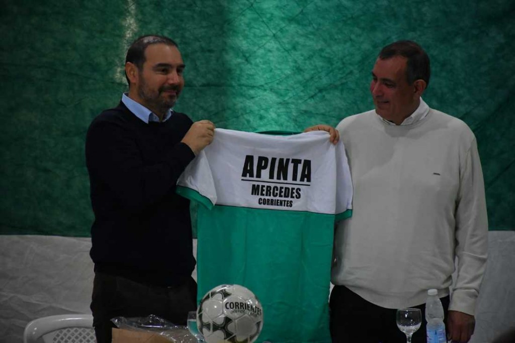 Corrientes: Valdés entregó subsidios a distintas instituciones deportivas en Mercedes y anunció infraestructura para el Club Apinta