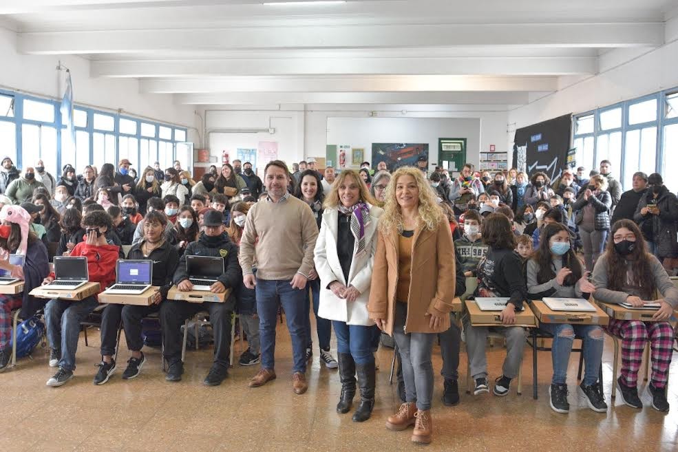 Ituzaingó: Pablo Descalzo encabezó la entrega de netbooks a jóvenes del distrito 