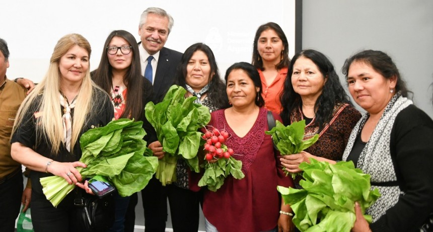 Alberto Fernández encabezó la firma de convenios entre cooperativas de la economía popular y la cadena de supermercados Chango Más