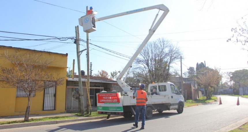 E. Echeverría: El Municipio avanza con la instalación de luminarias led en el distrito 