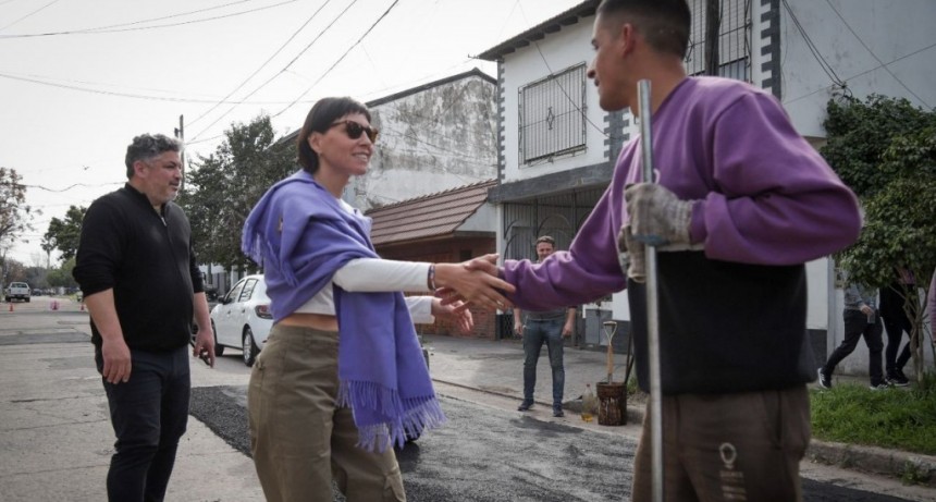 Quilmes: Mayra Mendoza supervisó trabajos de bacheos en Bernal 