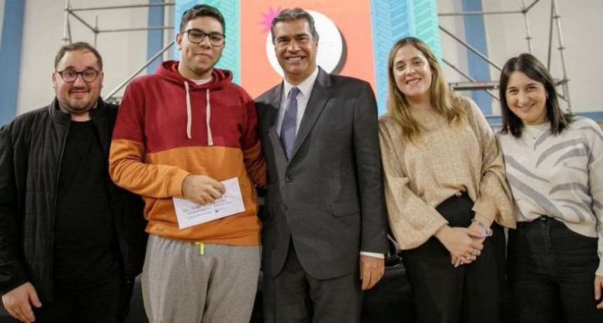 Chaco: Capitanich entregó más tarjetas de apoyo económica a 470 estudiantes y otorgo títulos de tierra a 25 familias rurales 
