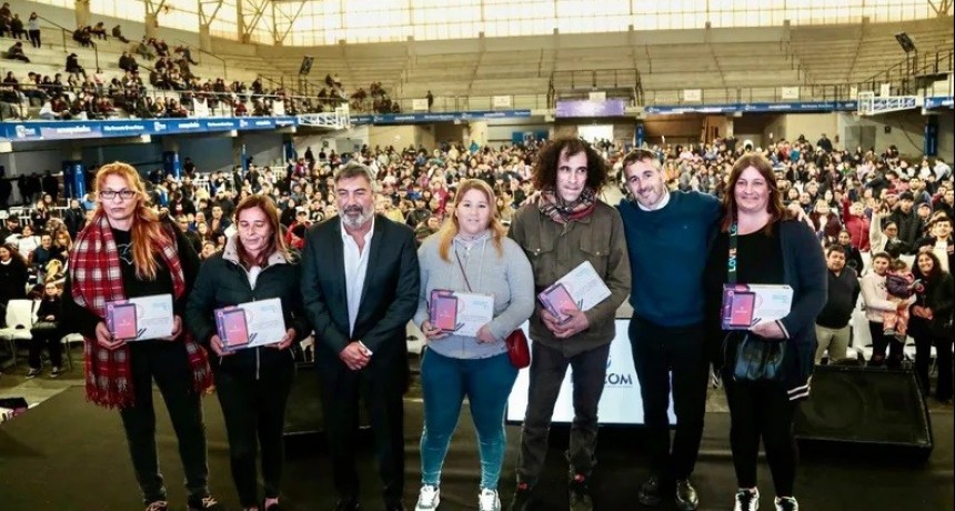 Pilar: Achával entregó tables del programa “Conectado Con Vos”