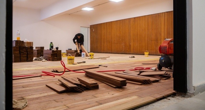 Campana: Abella recorrió los avances de la obra de remodelación del teatro Pedro Barbero