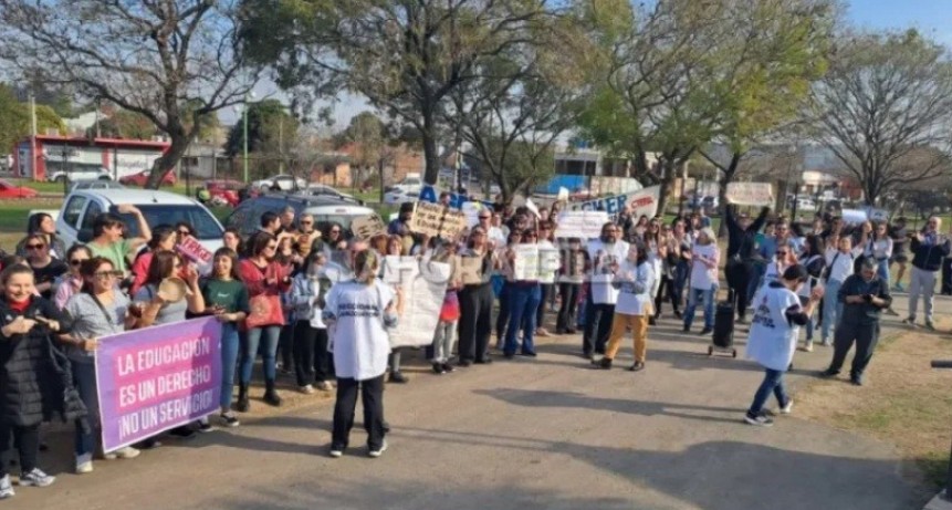 Gualeguaychú (ER): Fuerte repudio de docentes en la visita del gobernador Frigerio