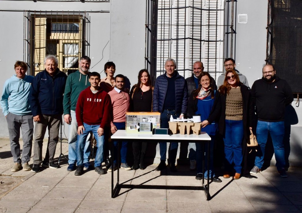 Berisso: Cagliardi entregó la primera Estación Meteorológica a una escuela local