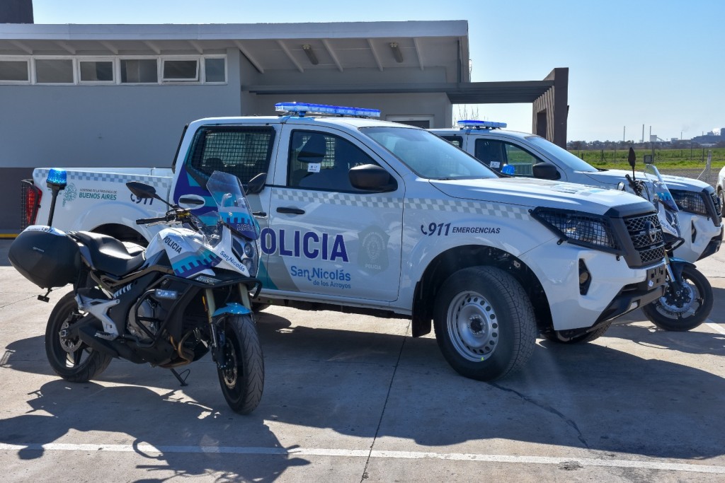 San Nicolás: La Municipalidad entregó patrulleros a la Policía de la Provincia