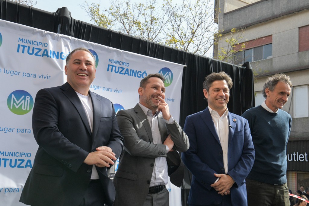 Ituzaingó: Axel Kicillof y Pablo Descalzo entregaron patrulleros y equipamientos de seguridad al distrito