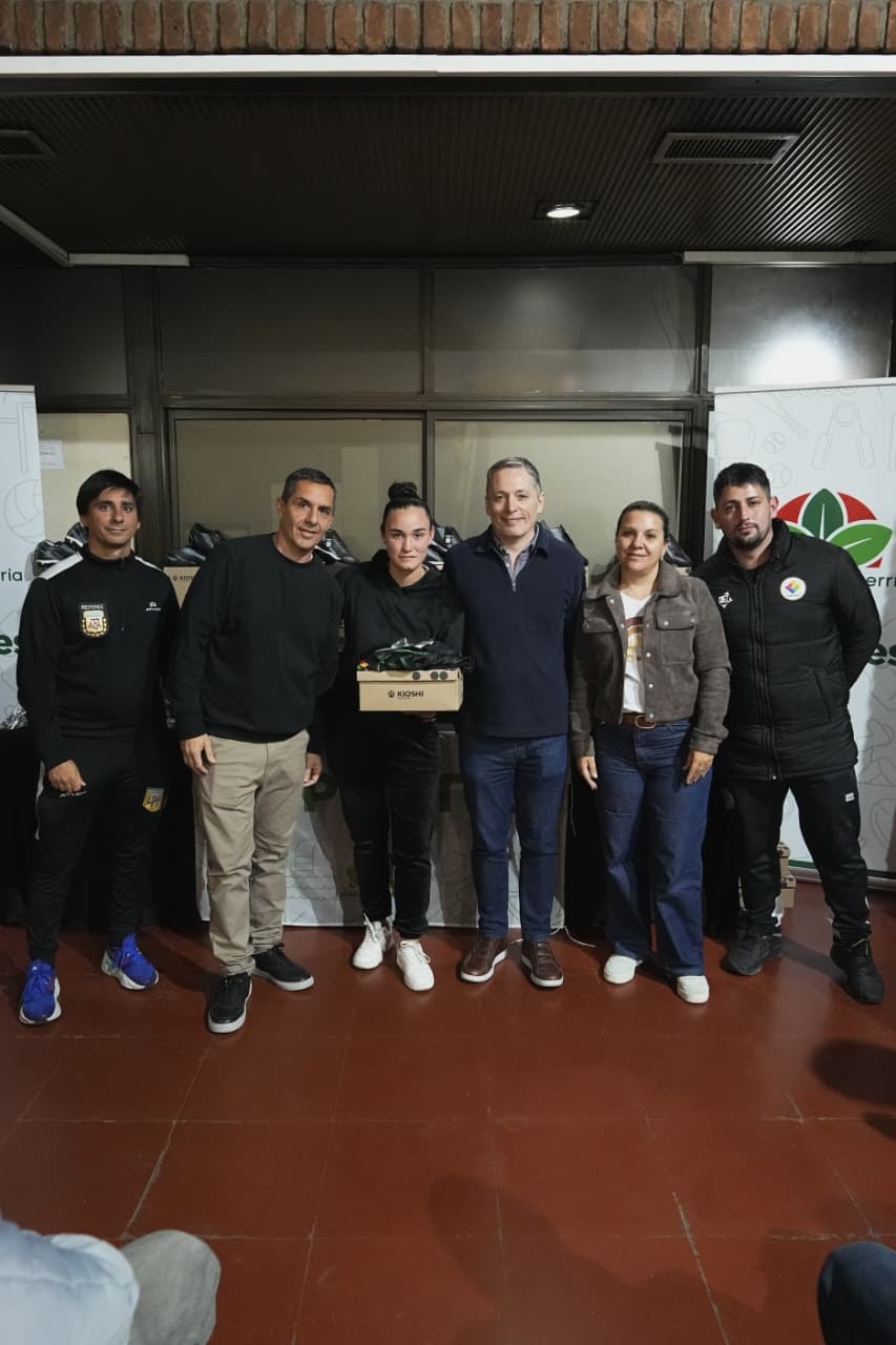 E. Echeverría: Gray entregó indumentaria y elementos a estudiantes de la Escuela Municipal de Arbitraje	 