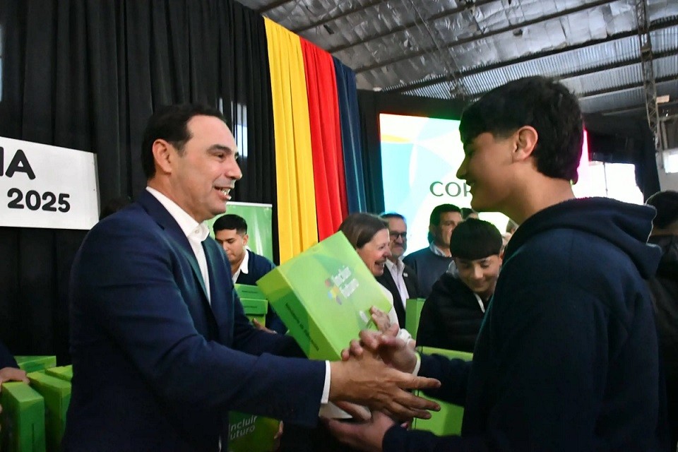 Corrientes: Valdés entregó 1.000 notebooks a estudiantes de Curuzú Cuatiá
