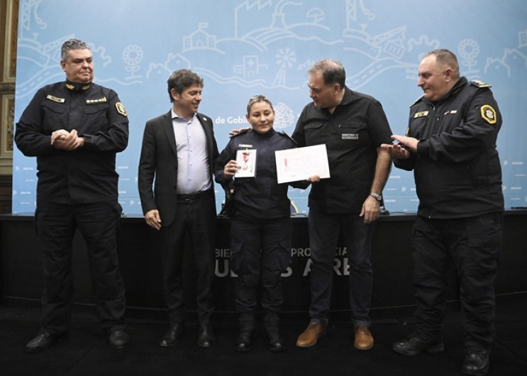 Kicillof entregó condecoraciones a oficiales de la policía provincial