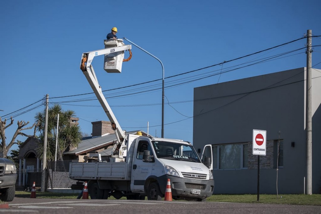 Rivadavia: El Municipio avanza con la colocación de iluminaria led en América