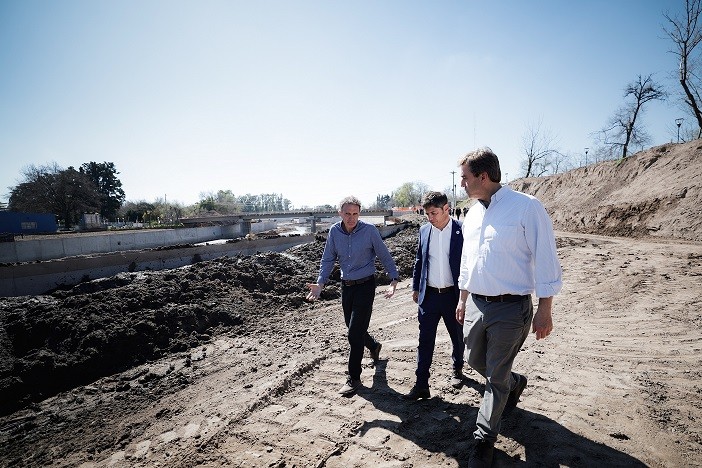Kicillof recorrió obras hidráulicas en los municipios de Luján y Mercedes