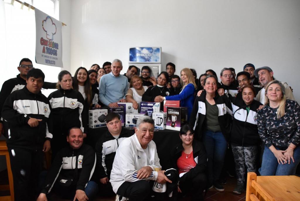 Berisso: Cagliardi y Magario visitaron el café de Amigos de Corazón