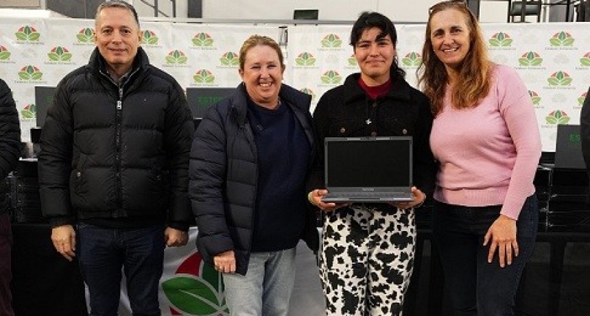 E. Echeverría: Fernando y Magui Gray entregaron netbooks a estudiantes 