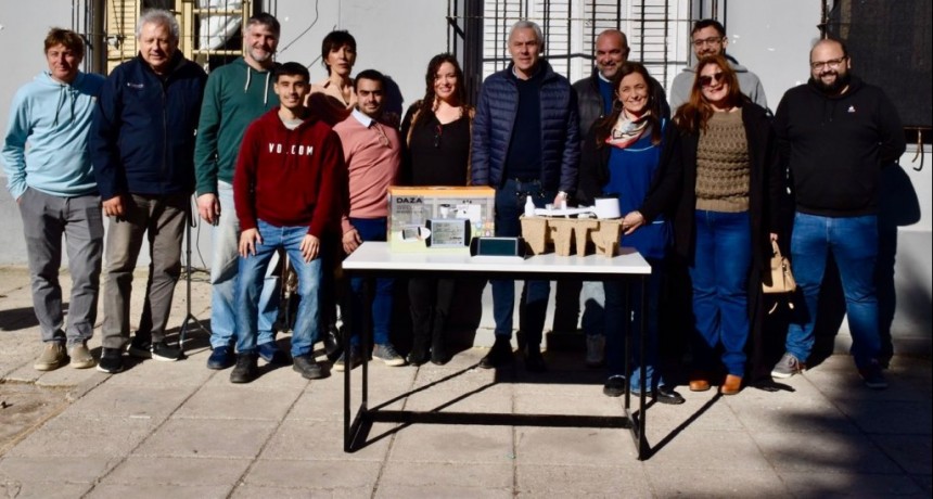 Berisso: Cagliardi entregó la primera Estación Meteorológica a una escuela local
