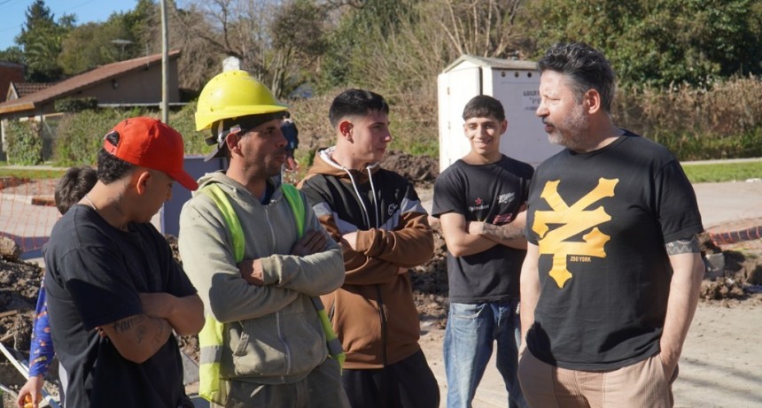 Merlo: Menéndez recorrió obras de pavimentación en Parque San Martín