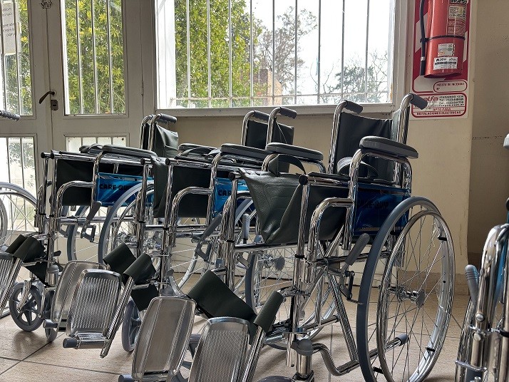 Luj&aacute;n: El Municipio entreg&oacute; 8 sillas de ruedas para residentes del Hogar Granja Padre Varela 