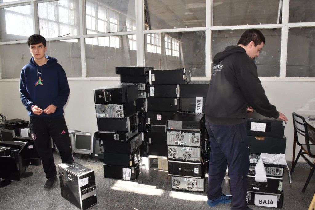 Berisso: La Provincia don&oacute; equipamiento inform&aacute;tico a la Escuela T&eacute;cnica N.&ordm; 2