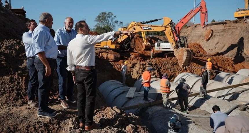 Corrientes: Juan Pablo Vald&eacute;s supervis&oacute; las obras h&iacute;dricas sobre el arroyo Pirayu&iacute;