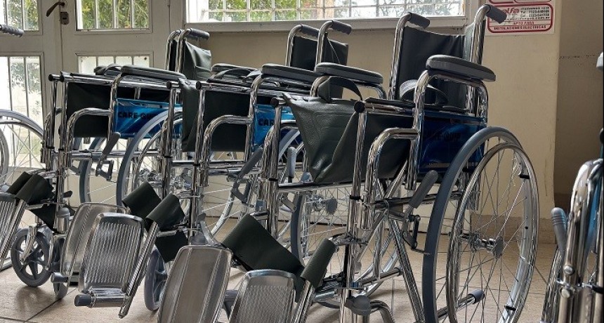 Luján: El Municipio entregó 8 sillas de ruedas para residentes del Hogar Granja Padre Varela