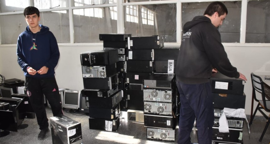 Berisso: La Provincia don&oacute; equipamiento inform&aacute;tico a la Escuela T&eacute;cnica N.&ordm; 2