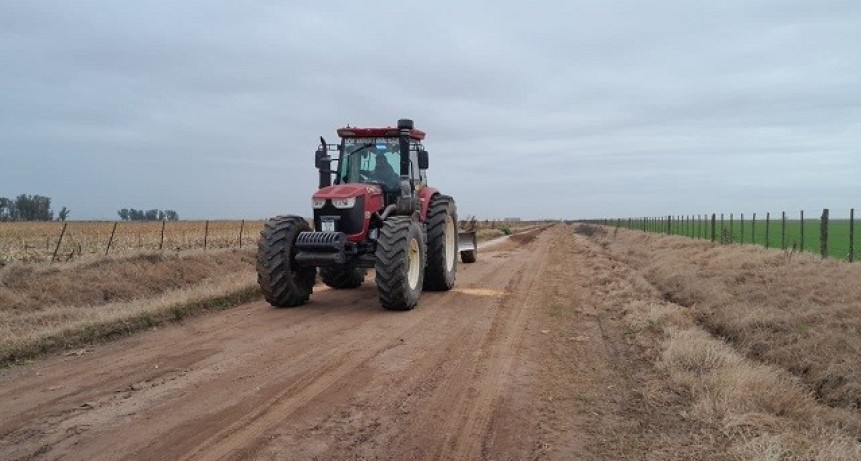 Gral Villegas: Contin&uacute;an los trabajos de mantenimiento y mejoramiento de caminos rurales