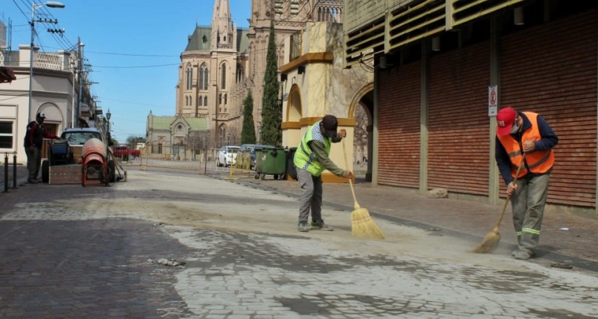 Luján: Etapa final de los trabajos de reparación del adoquinado de calle 9 de Julio 