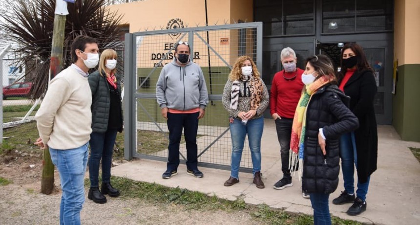 San Vicente: Nicolás Mantegazza entregó mobiliarios a la Escuela Primaria N°10