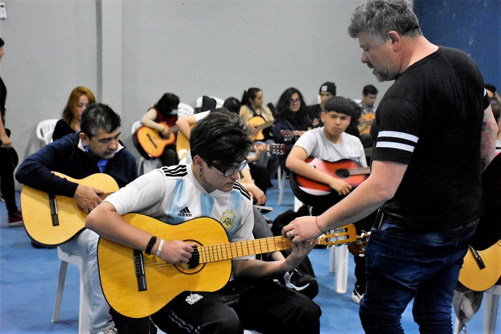 Merlo: Comenzó el taller gratuito de guitarra para vecinos del distrito 