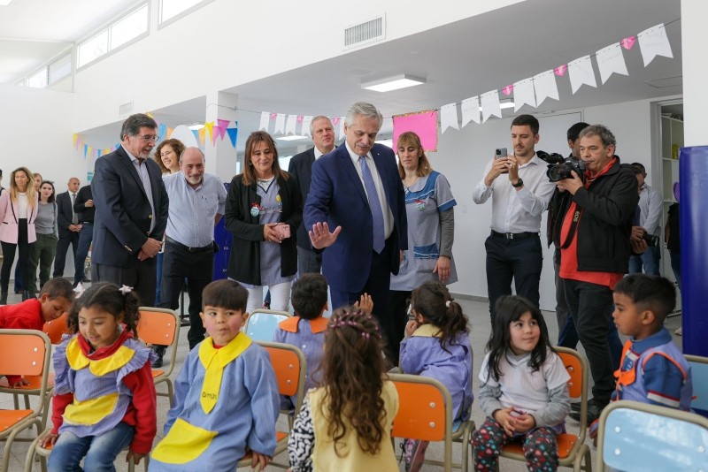 El presidente Alberto Fernández visitó Marcos Paz para lanzar el programa “Libros para Aprender”