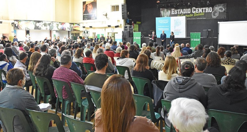 Chivilcoy: El intendente Britos junto al ministro Alak entregaron 127 escrituras en el distrito