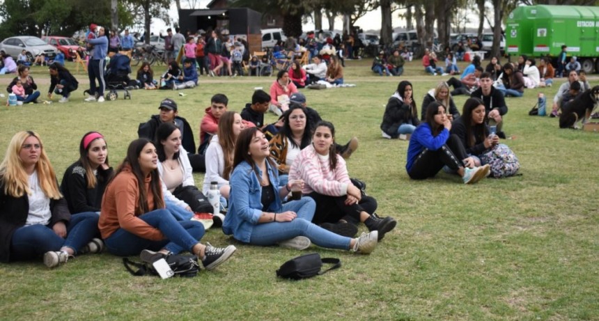 Navarro: El Municipio recibió a la primavera y festejó el día del estudiante en la laguna 